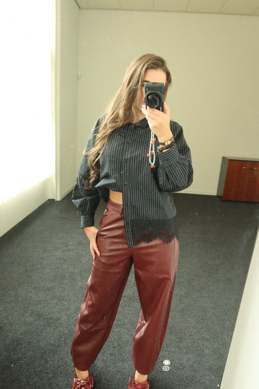 Two piece set, Bordeaux leren broek + zwarte kante blouse