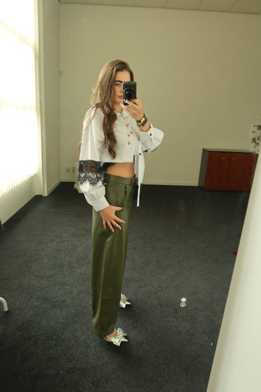 Two piece set, groene leren broek + witte kante blouse