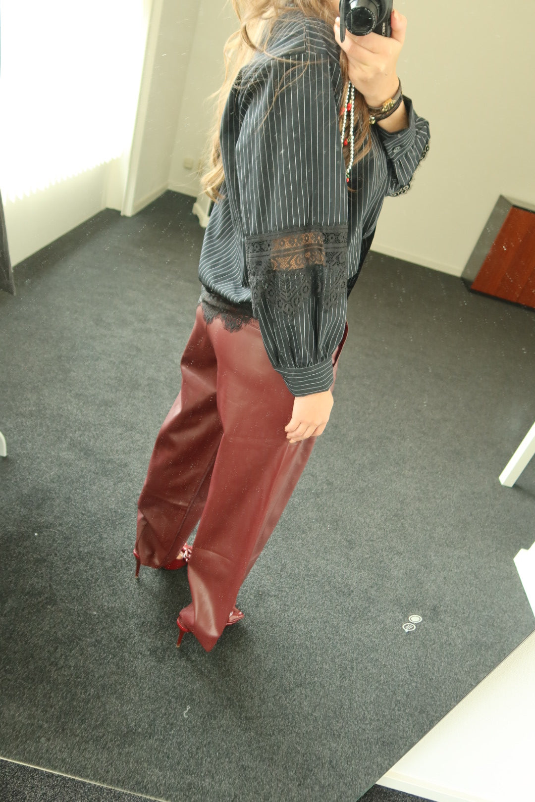 Two piece set, Bordeaux leren broek + zwarte kante blouse