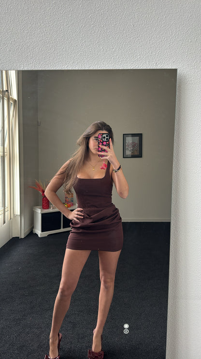 Dress, bruin