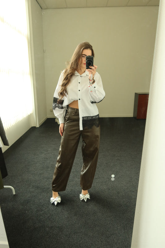 Two piece set, bruine leren broek + witte kante blouse