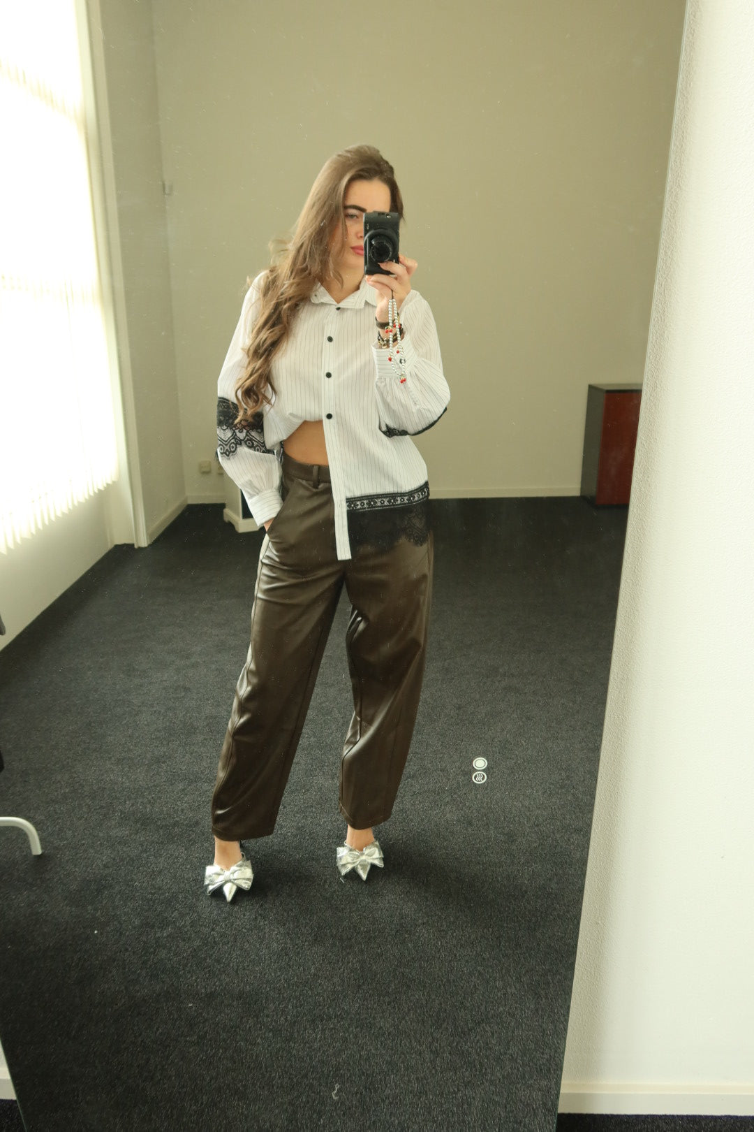 Two piece set, bruine leren broek + witte kante blouse