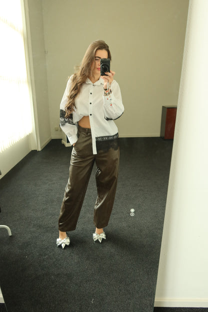 Two piece set, bruine leren broek + witte kante blouse