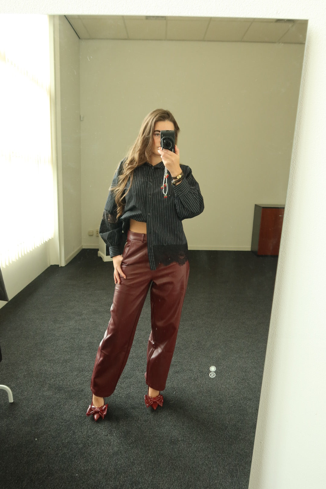 Two piece set, Bordeaux leren broek + zwarte kante blouse